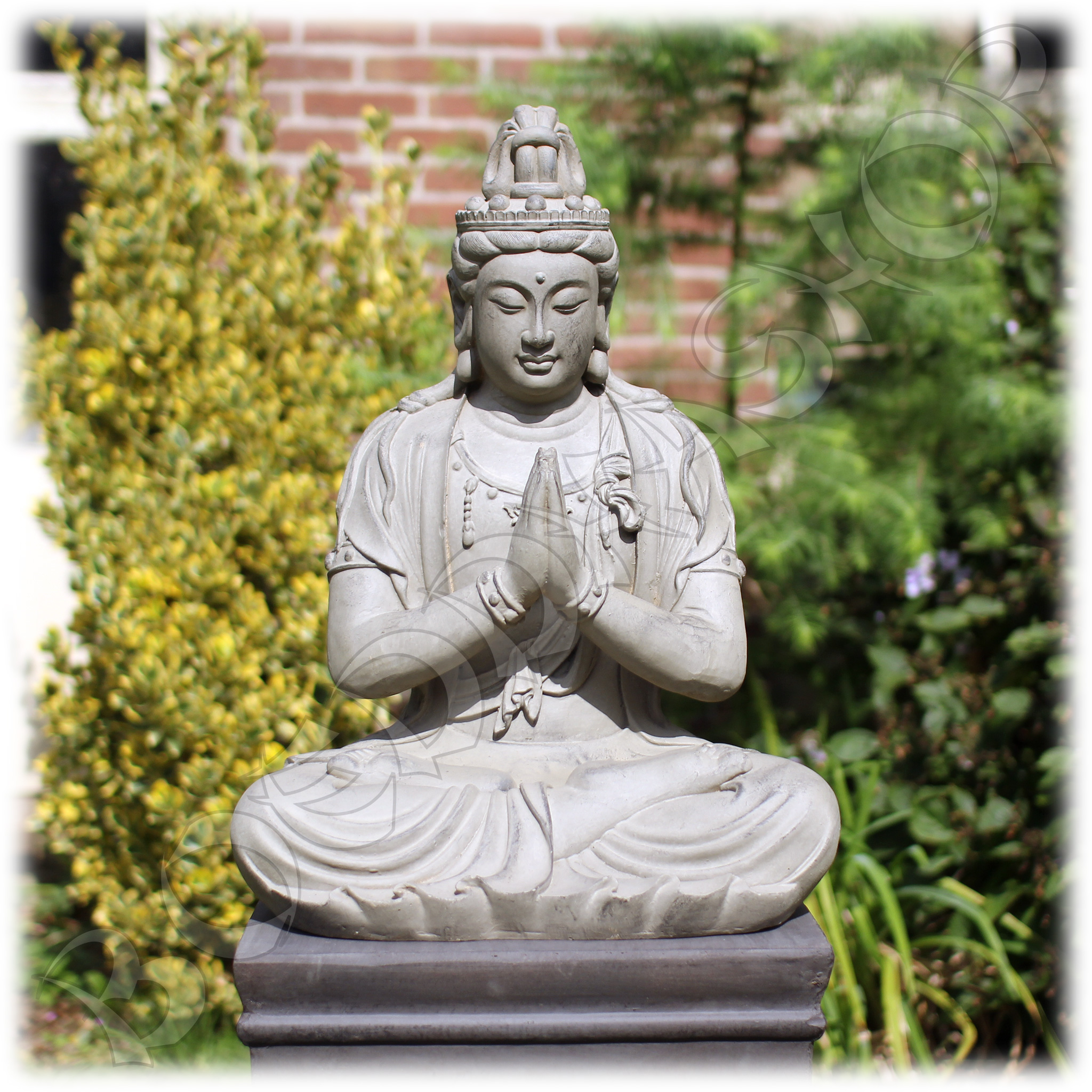 Kwan Yin tuinbeeld zittend licht