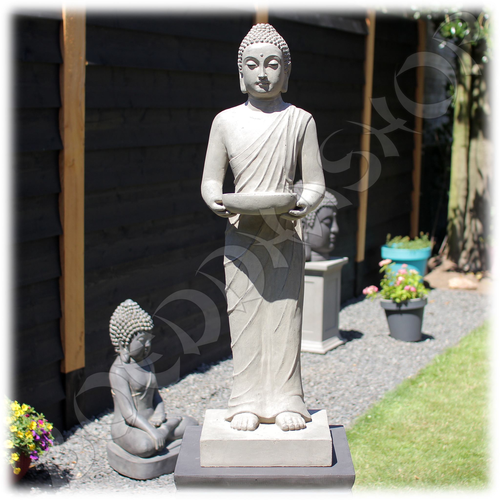 Staand Boeddha tuinbeeld met kom licht