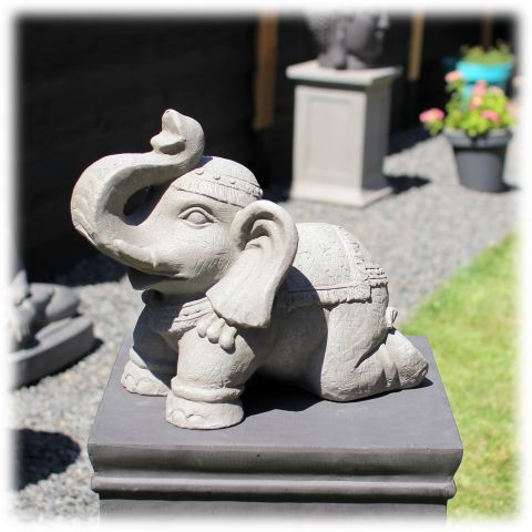 Tuinbeeld olifant op knieën licht