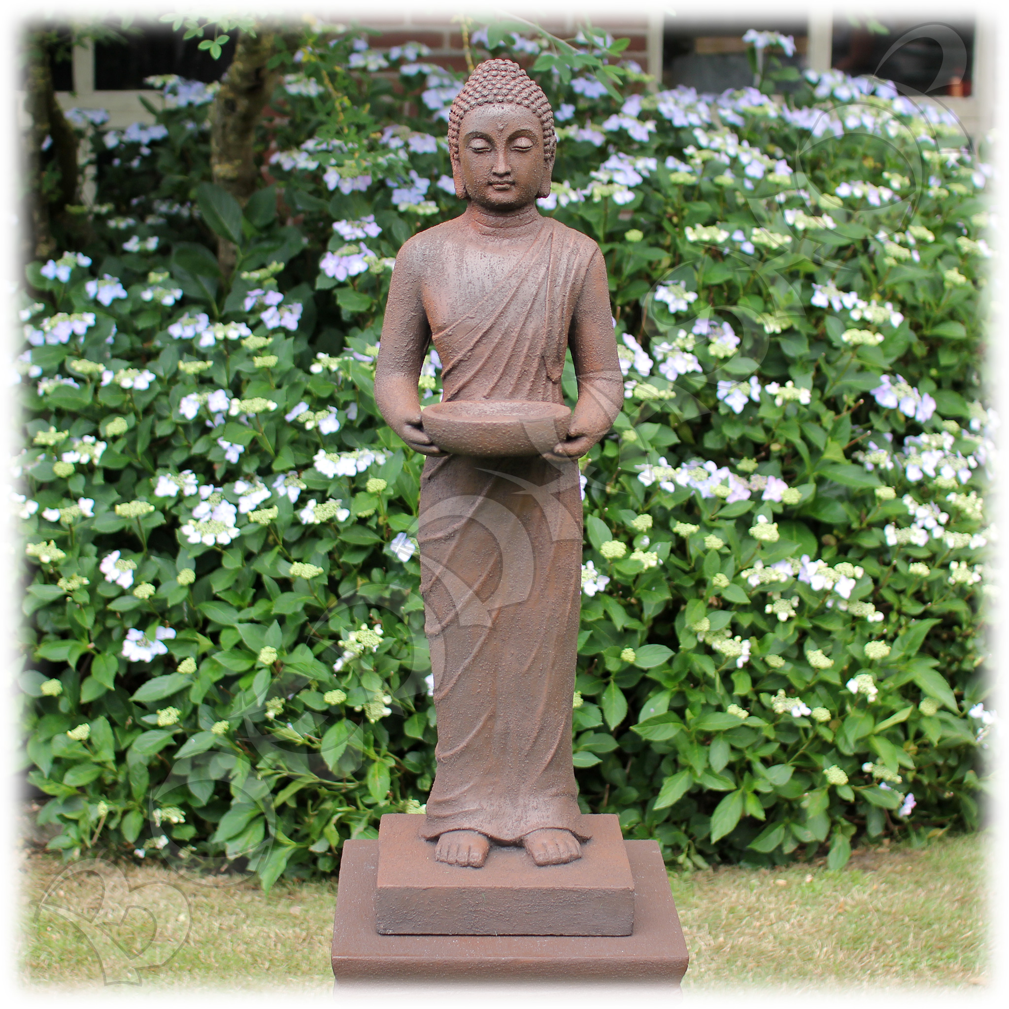 Staand Boeddha tuinbeeld met kom rustiek