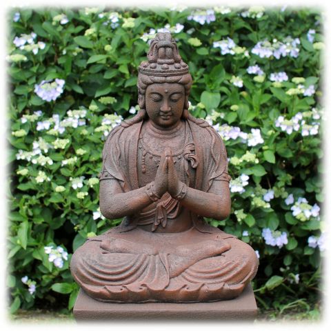 Kwan Yin tuinbeeld zittend rustiek