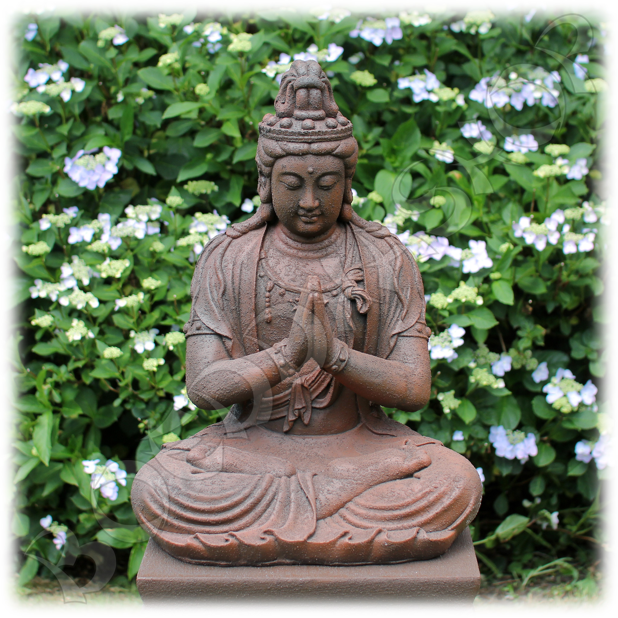 Kwan Yin tuinbeeld zittend rustiek