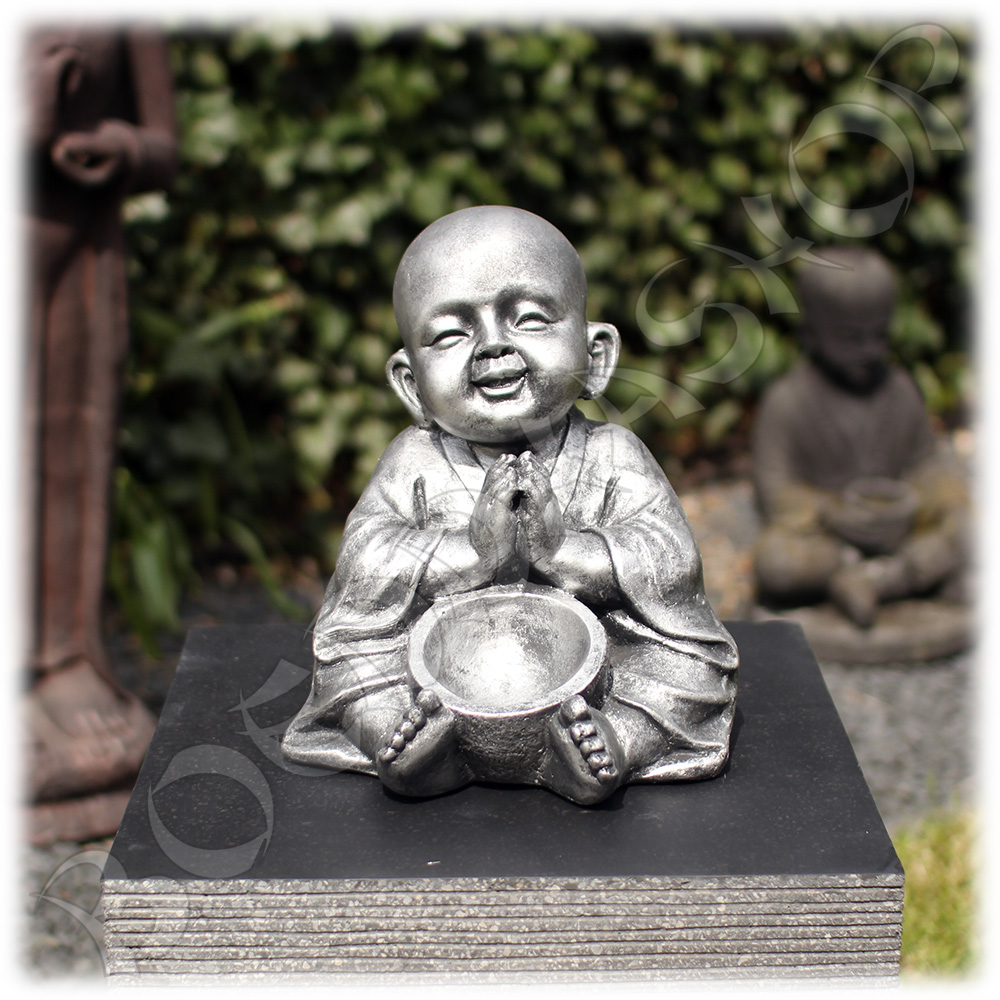 Kind monnik zittend met schaal zilver