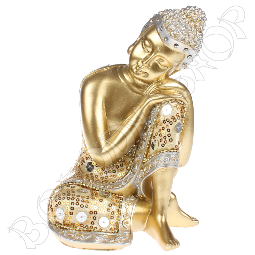 Slapende gouden Boeddha met luxe gewaad
